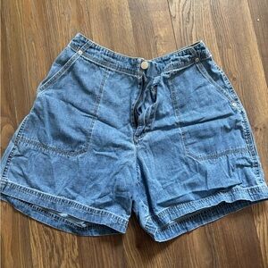 Women’s high waisted Denim shorts with pockets